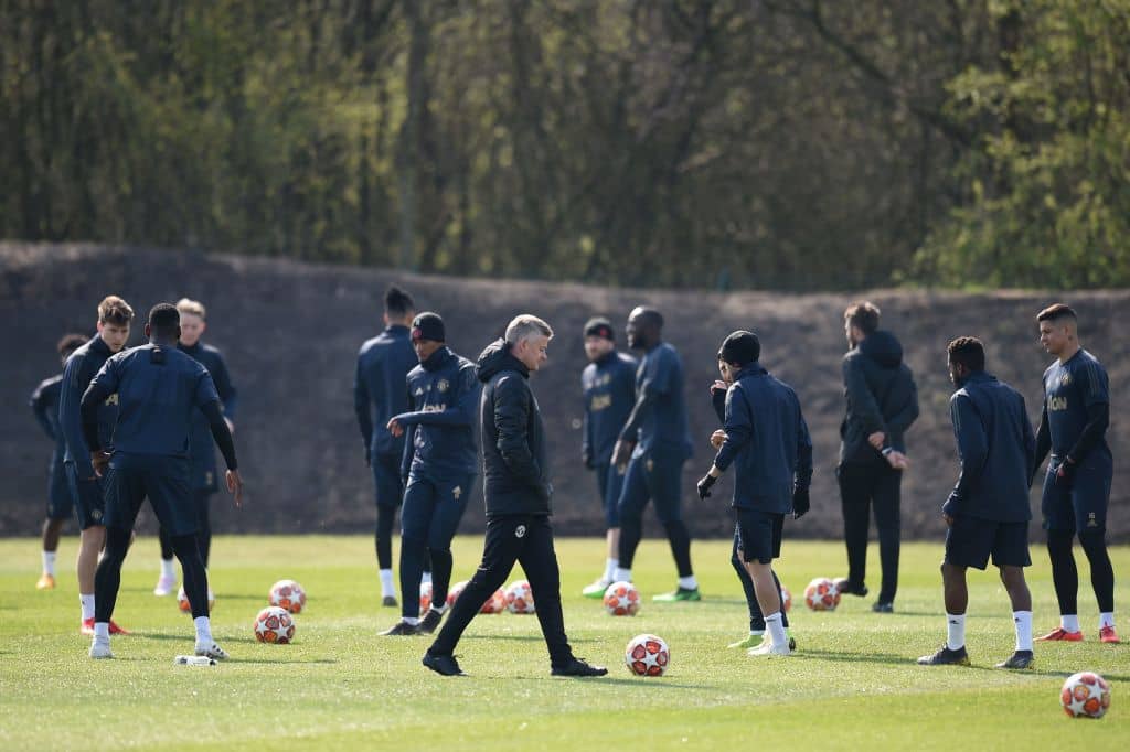 Manchester United's Norwegian manager Ole Gunnar Solskjaer (C) and players attend a training session at the Carrington training ground in greater Manchester, north west England on April 9, 2019, on the eve of their UEFA Champions League quarter final first leg football match against Barcelona. (Photo by Oli SCARFF / AFP) (Photo credit should read OLI SCARFF/AFP/Getty Images)