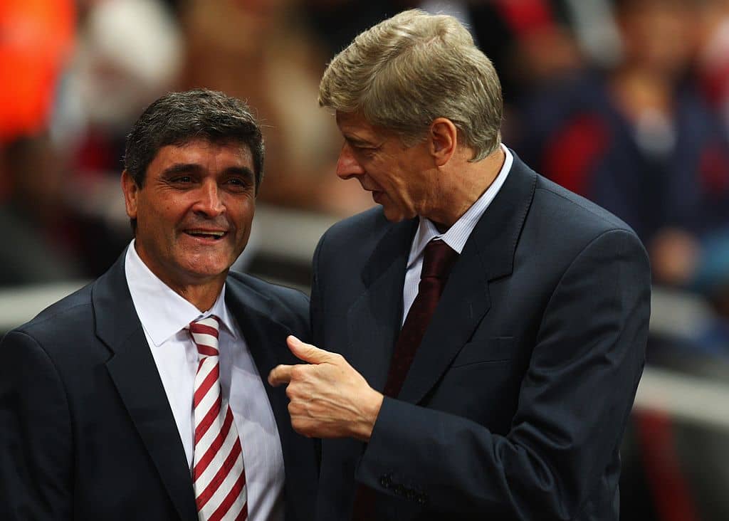 LONDON - SEPTEMBER 19: Arsene Wenger manager of Arsenal (R) talks to Juande Ramos coach of Sevilla prior to the UEFA Champions League Group H match between Arsenal and Sevilla at the Emirates Stadium on September 19, 2007 in London, England. (Photo by Mark Thompson/Getty Images)